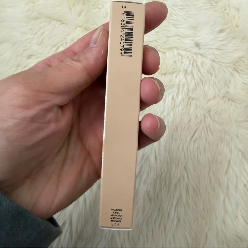 Burberry Beyond Volume long-wear mascara 01 intense black